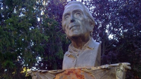 estatua la pasionaria