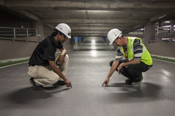 hombre pavimento