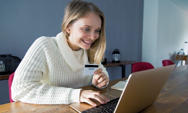 mujer visa ordenador