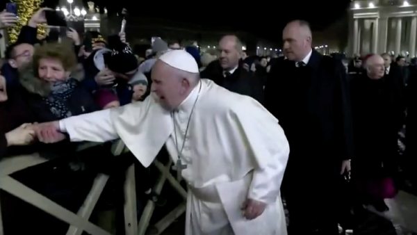 papa francisco manotazo