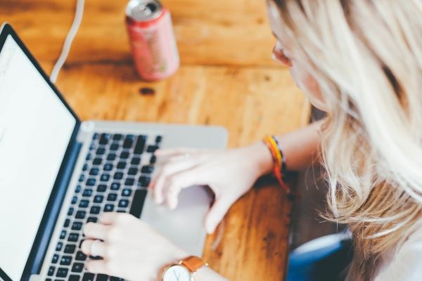 teletrabajo mujer cola