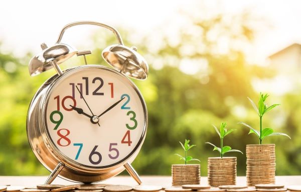 reloj monedas brotes
